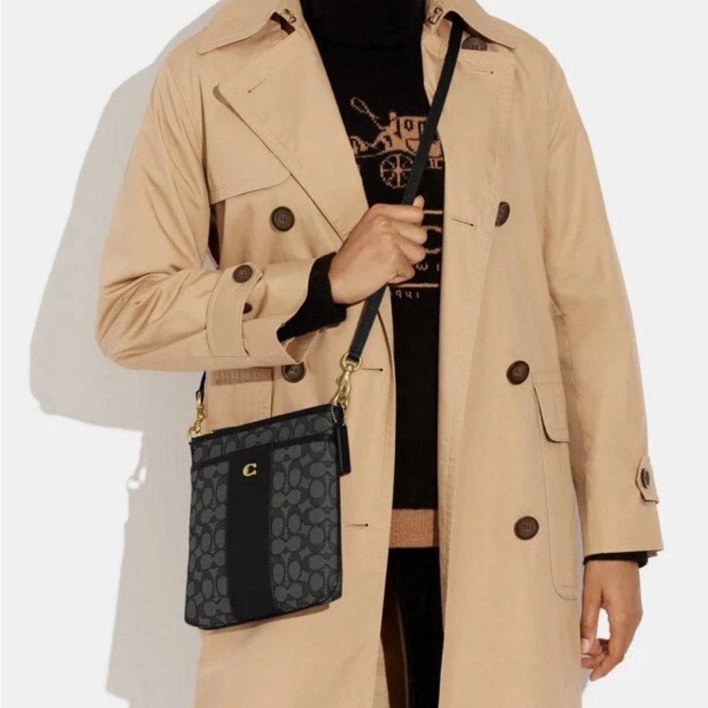 Coach Black Signature Crossbody Bag with Gold Hardware - Picture 4 of 9